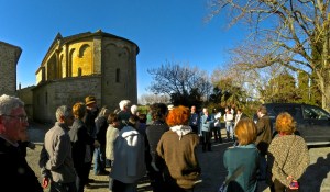 Le groupe de l'AEC devant le chevet roman de l'église de Baraigne.