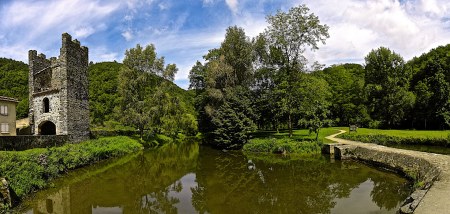 Les bords de l'Agoût et la tour de la Bistoure. Photo Franc Bardou.