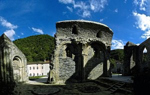Les vestiges du prieuré Saint-Pierre de Burlats.