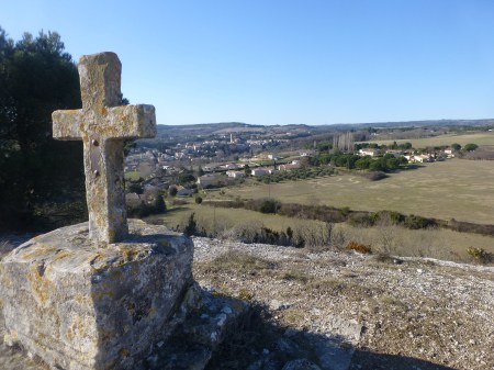 Montolieu depuis la croix de Saint-Roch. Une étape de notre rando-découverte. Photo Jean-Claude Capéra.