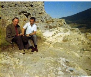 René Nelli et Jacques Charpentier dans les ruines du château de Montaillou.